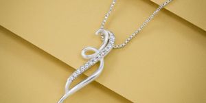 Ladies Stylish Silver Zircon Stone Pendant With Chain
