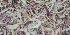DEHYDRATED PINK ONION FLAKES