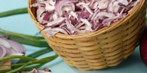 DEHYDRATED PINK ONION FLAKES