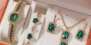 Ladies Small Green Steel Belt Quartz Watch