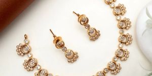 Women Diamond Look Besari Flower Necklace Set