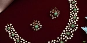 Women Diamond Look Star Flower Necklace Set - Green