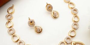 Women Elite Diamond Look Tilak Circles Necklace Set