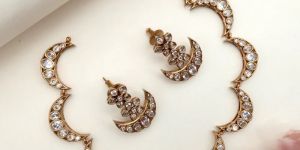 Women Victorian Polish White Stone Chaand Necklace Set