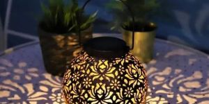 Solar Retro Flower Metal Light