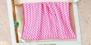 Vibrant Pink Zigzag Pattern Bath Towel