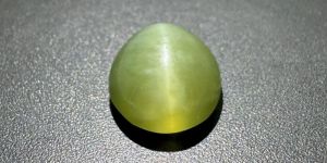 Natural 7.02 Carat/ 7.65 Ratti Cats Eye Gemstone