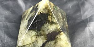 Labradorite Stone Pyramid