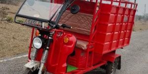 Red E-Rickshaw Loader