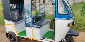 White & Blue E-Auto Rickshaw