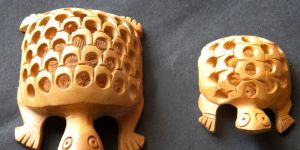 WOODEN UNDERCUT TURTLE