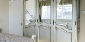 Wardrobes & Book Cases