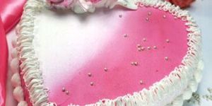 1.5kg Heart Shape Strawberry Cake