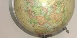 Simple Metal Base Globe
