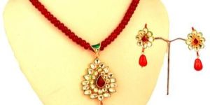Kundan Pendant Set With Matching Earrings