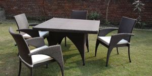 TUCKER SQUARE OUTDOOR DINING SET