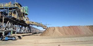 Heap Leach Stacking System with Mobile Stacking Bridge and Cross Conveyor