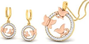 14kt Gold Round Shape Diamond Pendant Set with Butterfly