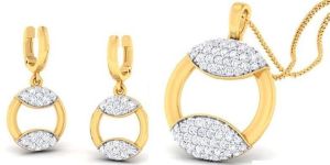 14kt Gold Round Shape with Half Curved Diamond Pendant Set