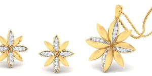 14kt Gold Star Shape Diamond Pendant Set