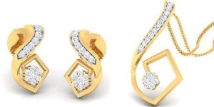 14kt Gold Unique Shape Diamond Pendant Set