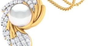 14kt Gold Wings Shape Diamond Pendant Set with Beautiful Pearl