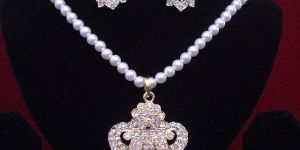 Elegant Pearl Necklace and Earring Set