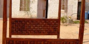 Wooden Niwar Foster King Bed