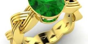 Oval-cut Emerald Engagement Ring