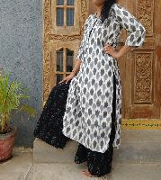 Ikat Kurti