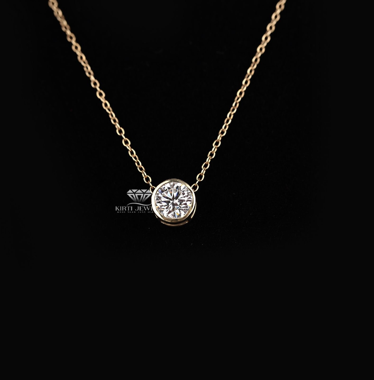 18K Gold Round Cut Diamond Pendant Necklace