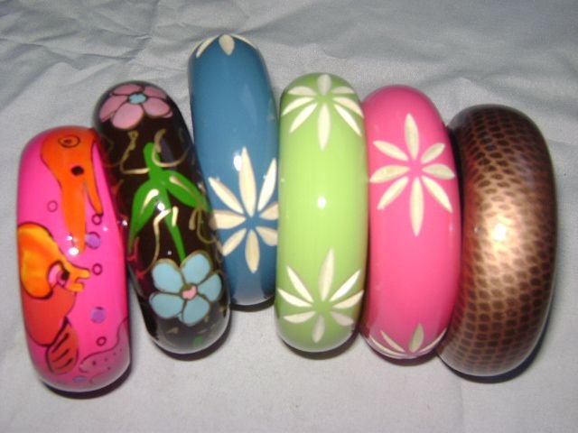 HHC146 Painted Wooden Bangle