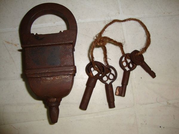 Iron Five Key Old Lock