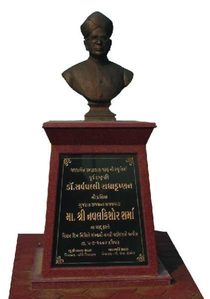 Bust Dr Radha Krishnan