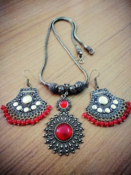Red Stone Black Metal Necklace Set