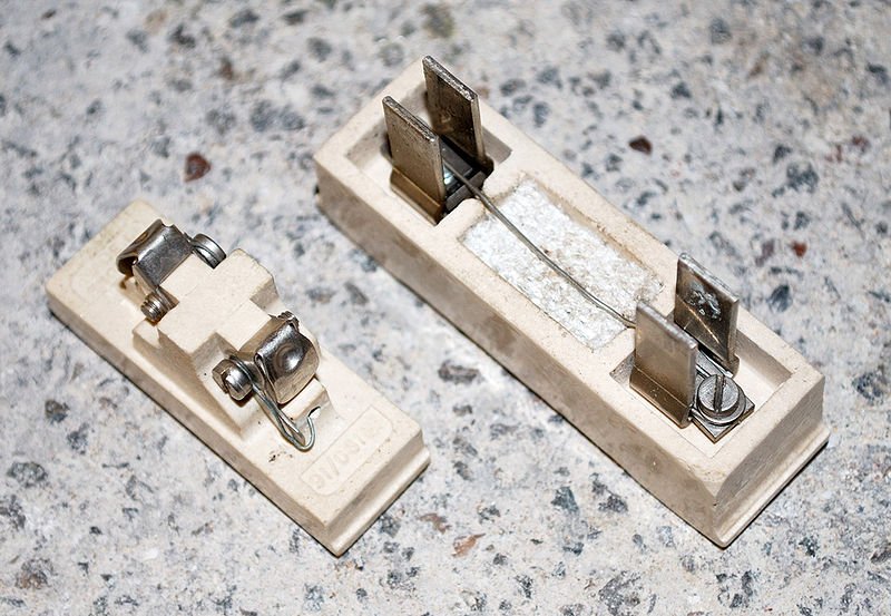 800px-MEM Fuse Holders