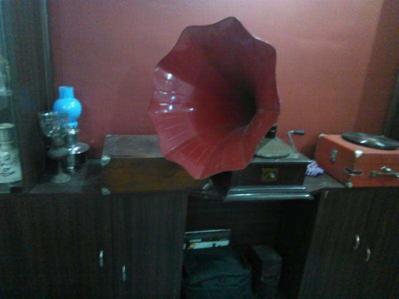 Antique Gramophone 01