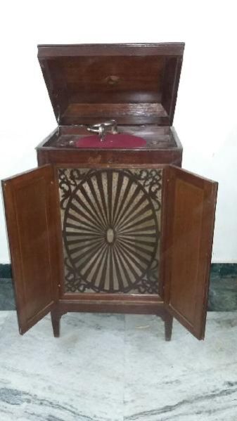 Antique Gramophone 02