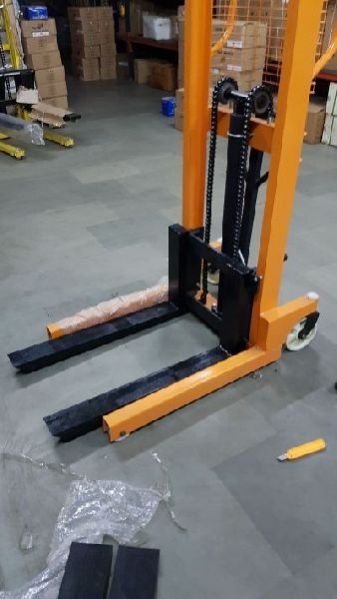 Hydraulic Stacker 02