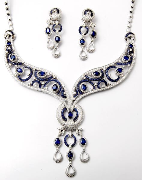 Diamond Studded Gold Necklace Set