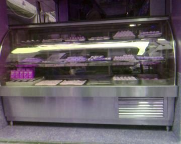 Display Counter with Bent Glass