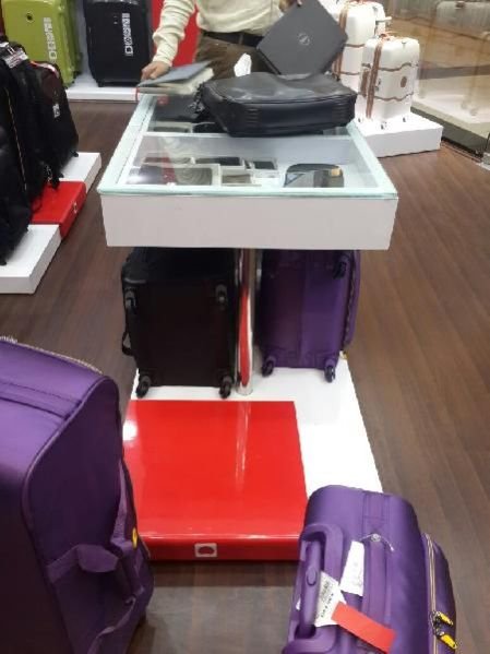 Bag Display Counter 01
