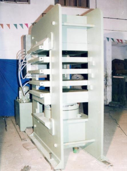 425 Ton - 36 x 36 - 4 D. Light Fully automatic vacuum type rubber molding machine