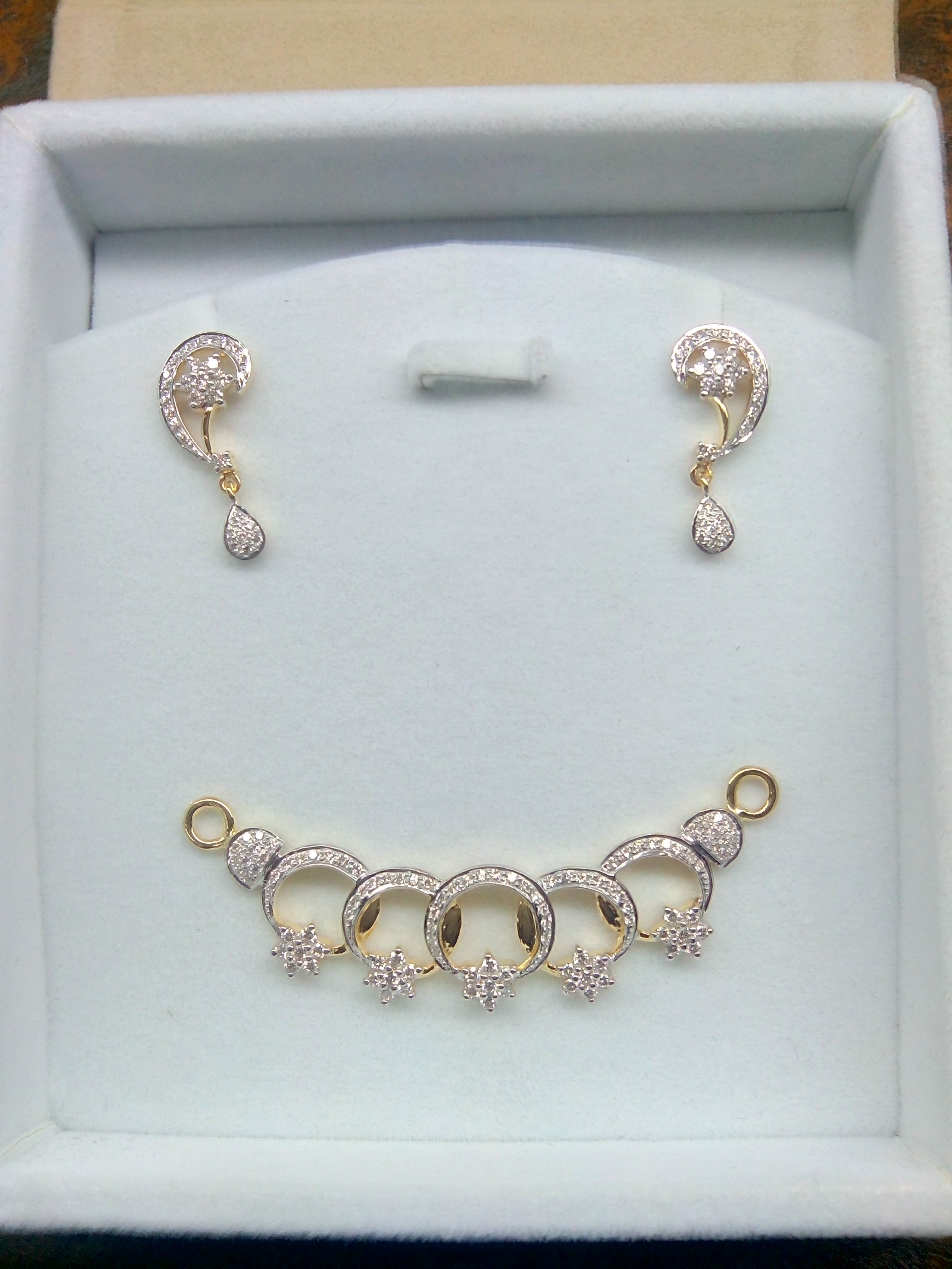 Diamond pendant sets