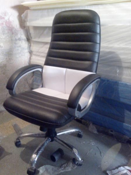 Revolving Office Boss Chairs 02