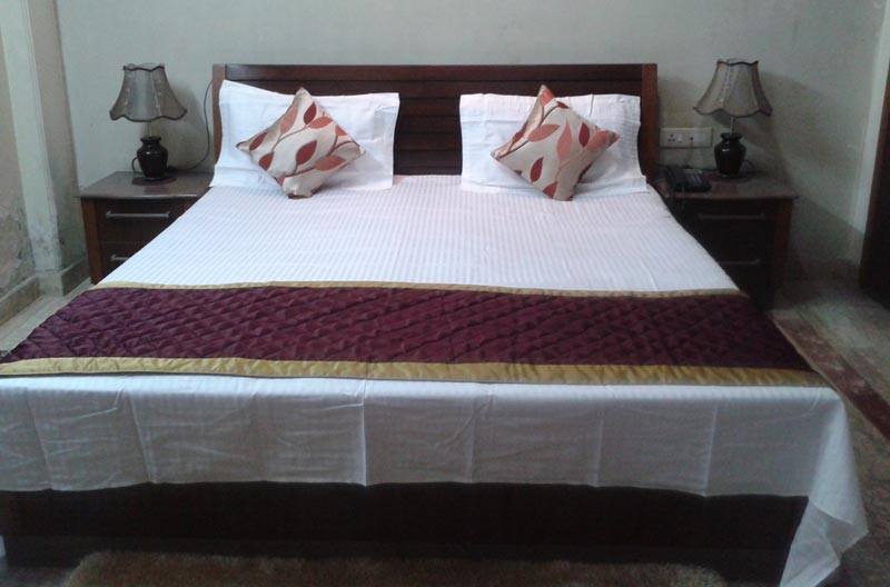 Bed runner in silk fabric