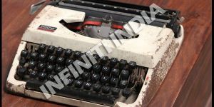 OLD TYPEWRITER