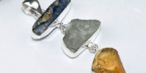 hand-crafted sturdy Kyanite pendnat