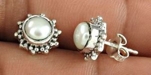 Classy Design 925 Sterling Silver Natural White Pearl Stud Earring