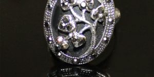 German Silver Oval Shape with Leaf Black Onyx Zircon Gemstone Ring